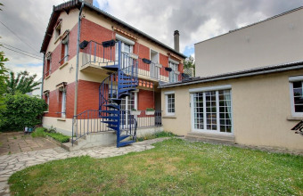 découvrez nos services de rénovation bois à 92270 : restauration de menuiseries, parquets, escaliers et terrasses. travail soigné, devis gratuit, intervention rapide.