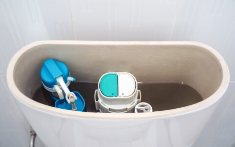 découvrez le fonctionnement d'une chasse d'eau et nos conseils pratiques pour son entretien afin d'éviter les fuites et assurer une longue durée de vie à vos toilettes.