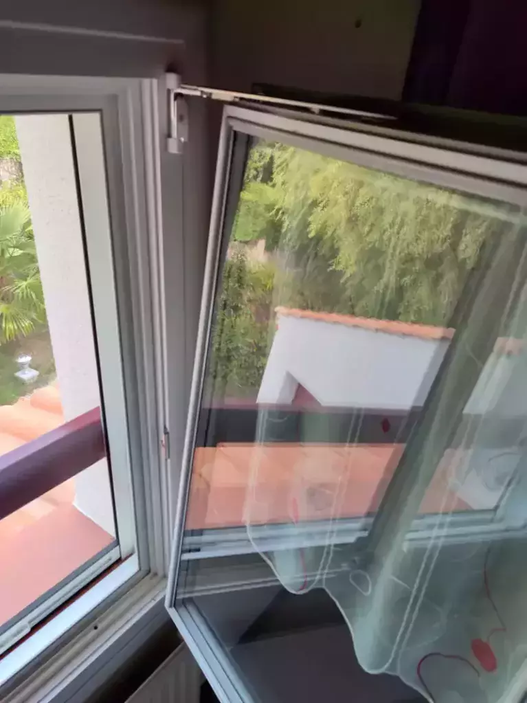 découvrez toutes les solutions efficaces pour débloquer une fenêtre coincée. conseils pratiques, astuces maison et étapes à suivre pour réparer une fenêtre bloquée facilement.
