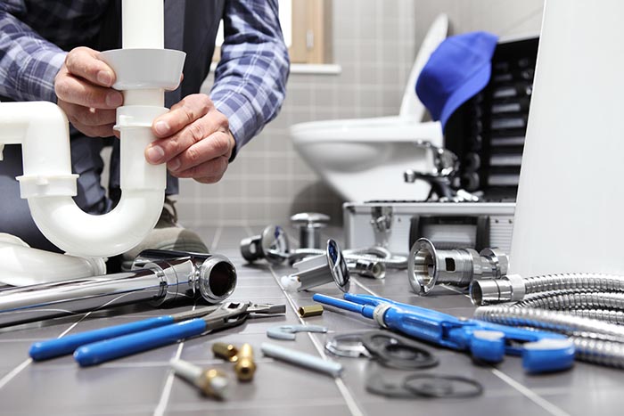 besoin d'un dépannage en plomberie rapide et efficace ? nos plombiers qualifiés interviennent 7j/7 pour tous vos problèmes de fuite, canalisation, chauffe-eau et installation sanitaire.