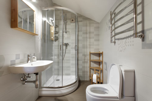 découvrez le coût moyen de la rénovation d'une salle de bains au m² et obtenez des conseils pour optimiser votre budget rénovation.