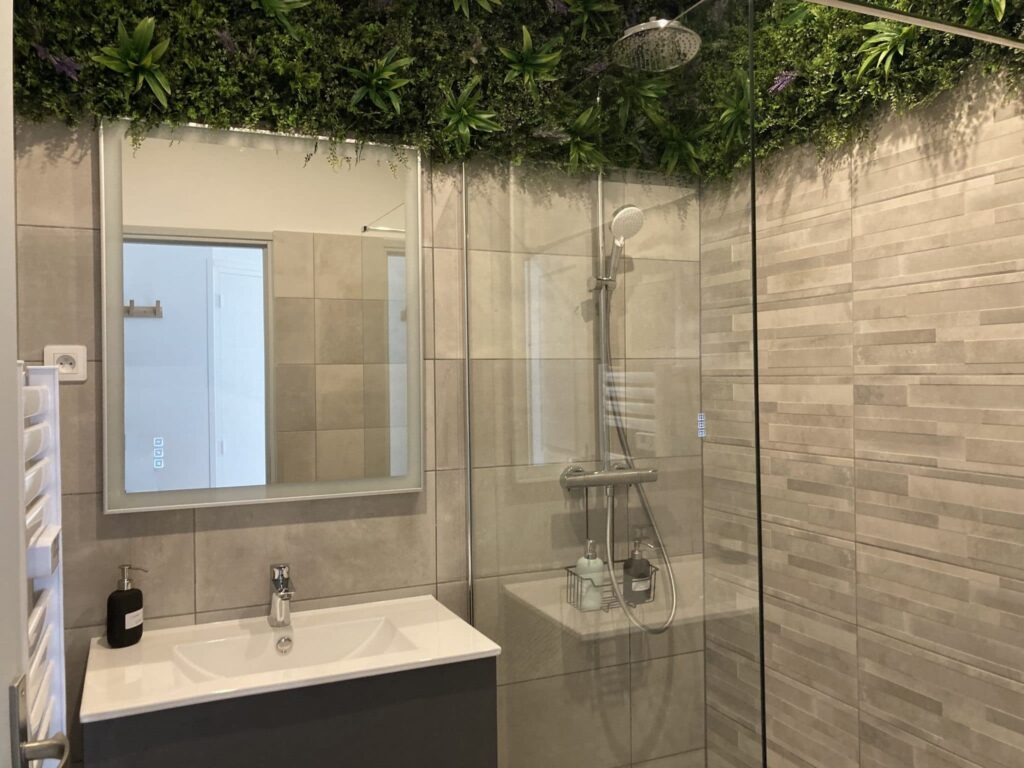 découvrez le coût moyen de rénovation d'une salle de bains au m² et obtenez des conseils pour optimiser votre budget rénovation.